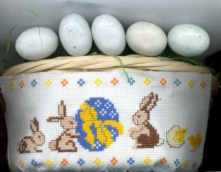 Des lapins sur un panier de Pâques