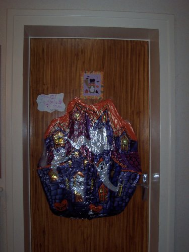 Sur sa porte avec son ballon Halloween
